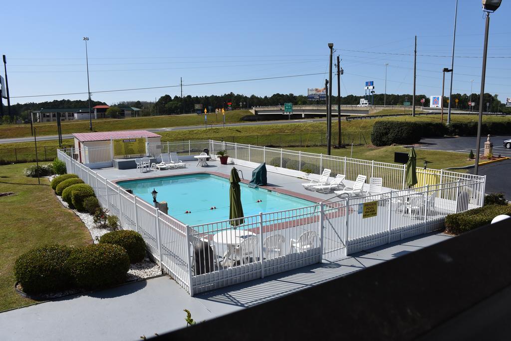 Super 8 By Wyndham Tifton Hotel Exterior photo